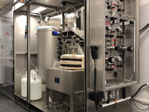 The autoclave (middle), gas filling station (right) and H2S capture system (left)